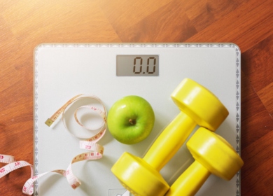 Semaglutide injection pen beside a weekly calendar illustrating a weight loss timeline