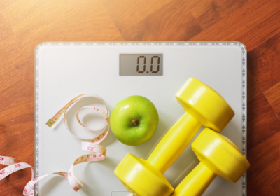 Semaglutide injection pen beside a weekly calendar illustrating a weight loss timeline
